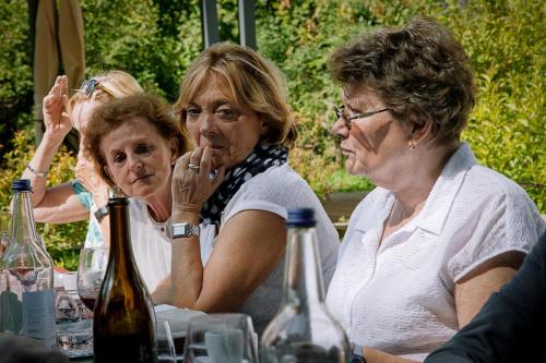Dom scrute, Martine est perplexe et Claudine se perd dans ses pensées