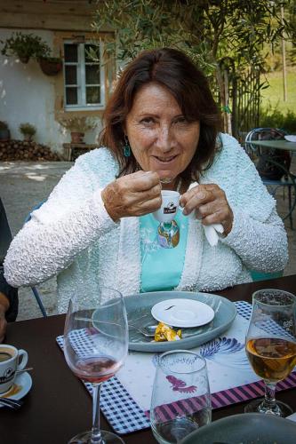 Gigi boit son café à la petite cuillère