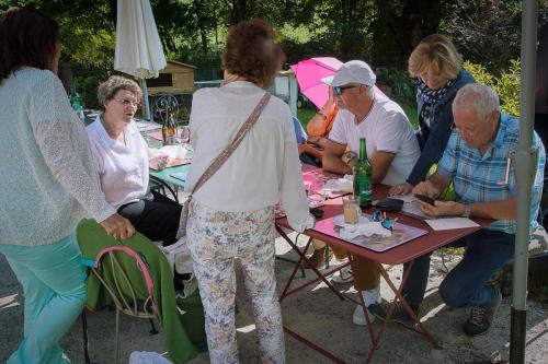 Martine et Jean-Philippe font les comptes dans un coin