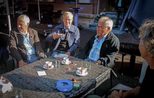 Jean-Philippe, Eric, Daniel P. et Nicolas, notre guide, prennent des forces pour la journée
